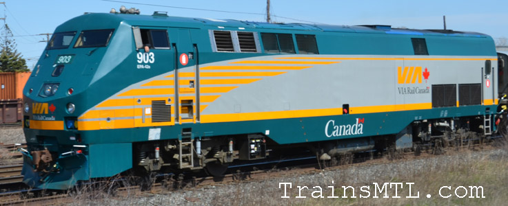 Locomotive VIA903 left side / coté gauche